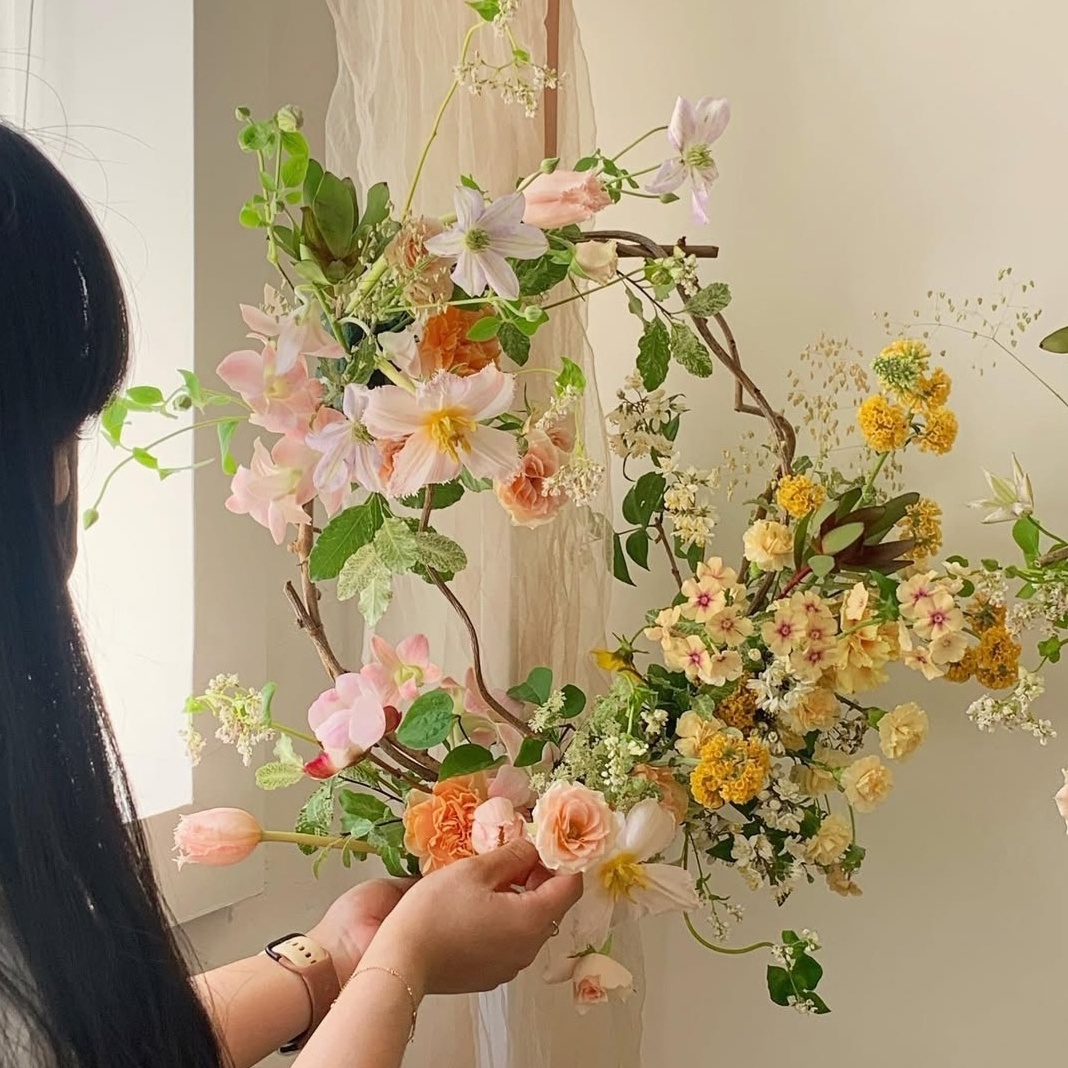 상큼한 봄 기운을 담은 노란 빛의 미모사는 봄철 생화 리스 소재로 가장 많이 사용됩니다.