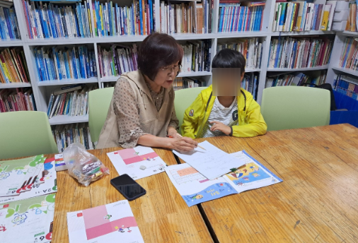 교육 중인 선생님과 학생 사진