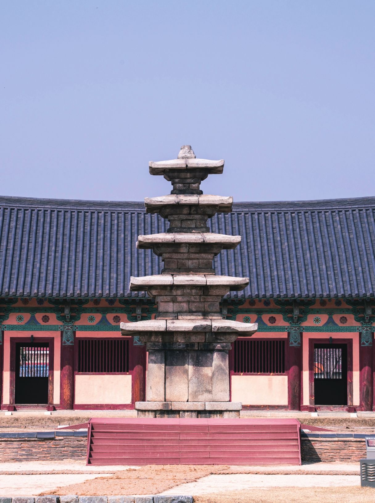 부여 진변리 마을의 봄, 부산서원 일대에 피어난 매화, 산수유 무리
