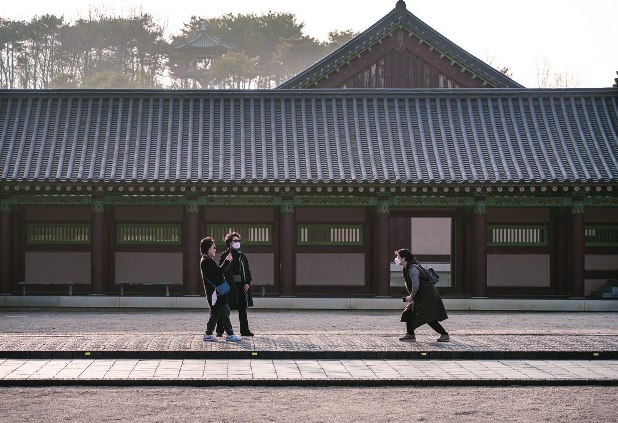사비궁을 배경으로 기념사진을 촬영하는 관람객들