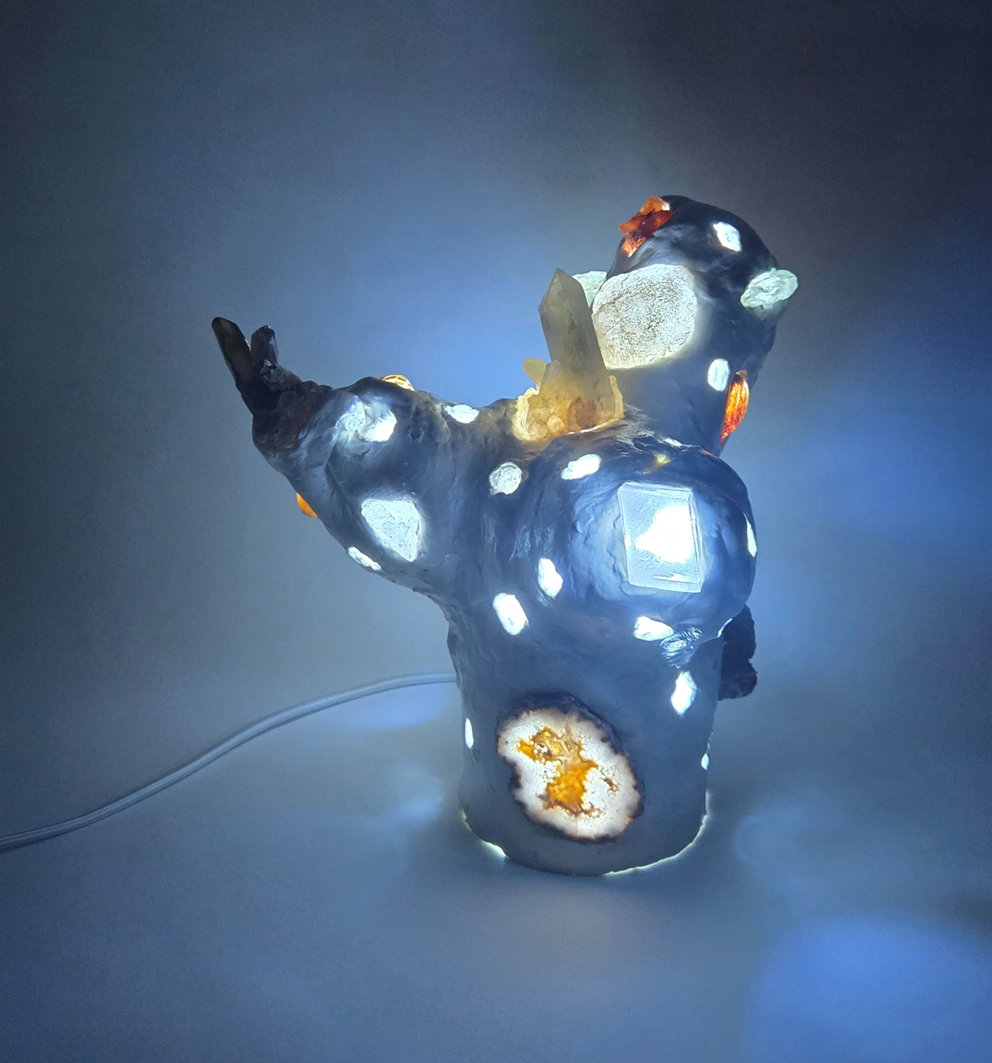 <Mindless 014, 클레이 빌딩, 클레이, 천연 원석 25x24x33cm, 2025>