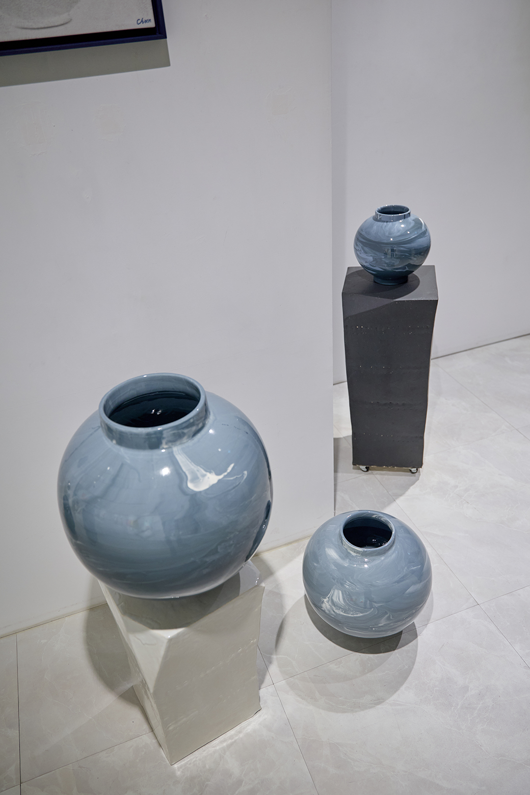 <Playful Moons_12 Ves s els of color, 주입성형, Ceramic, 276x23cm, 2025>
