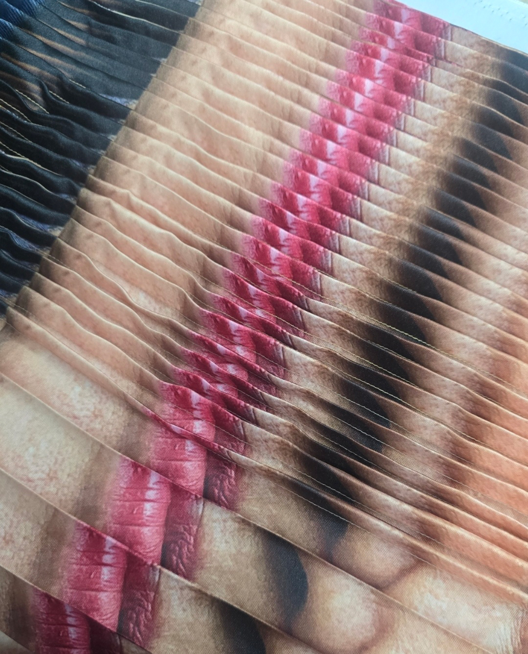 <Shifting Layers, 플리츠, 렌티큘러, Recycled Polyester Mikado / 아크릴, 150x90cm, 2025>