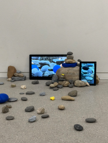 <이서진, LINK : 최적화 진행중, 필라멘트, 미디어, 돌, 가변설치, 2022>