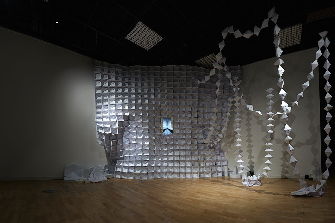 <정성진, Gaze(응시), 종이, 알루미늄 프로파일, 24인치 모니터 1대, 가변설치, 2024>