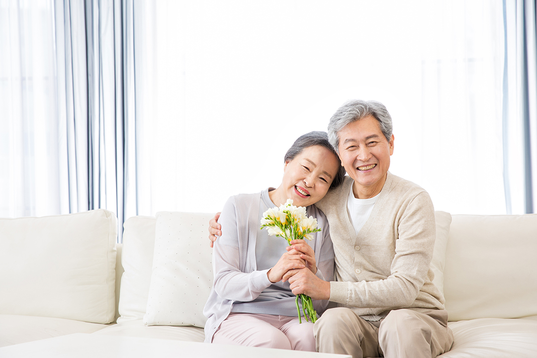 함께 꽃을 들고 있는 사진