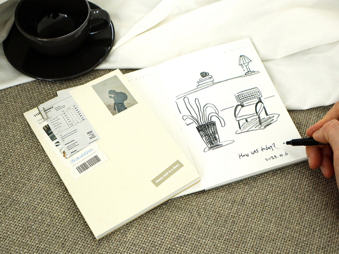 노트에 그림 그리는 모습 사진