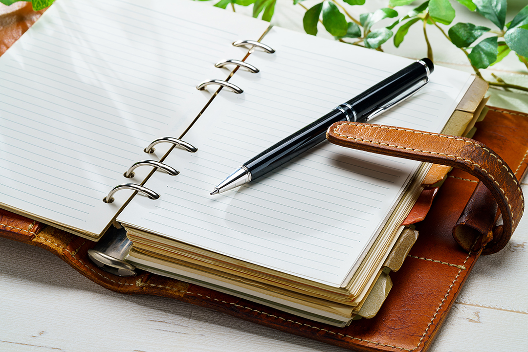 다이어리와 펜 사진