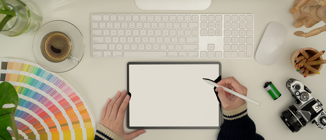 책상에서 태블릿과 펜을 사용하는 사진