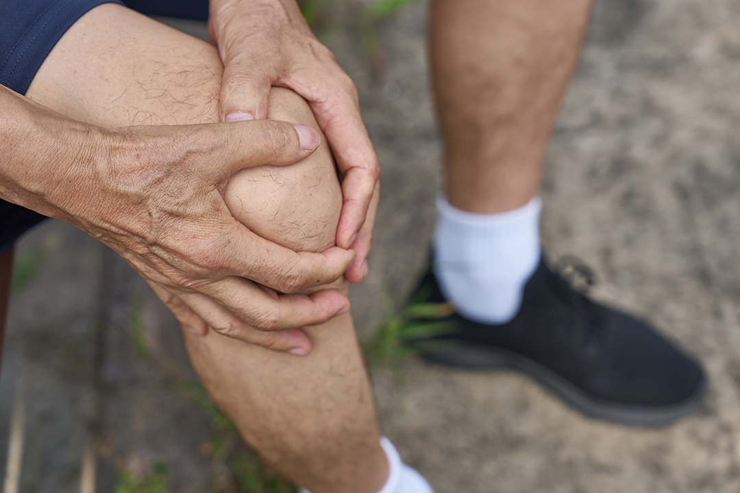 무릎을 잡고있는 모습