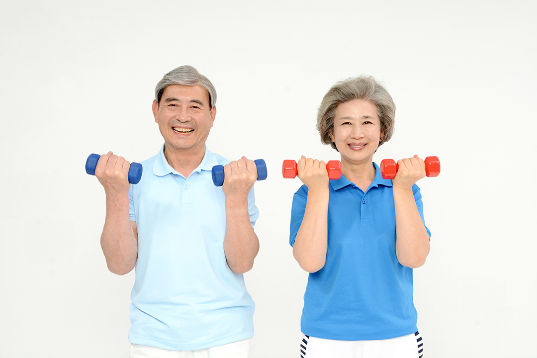 노년의 남녀가 아령을 들고 있는 모습