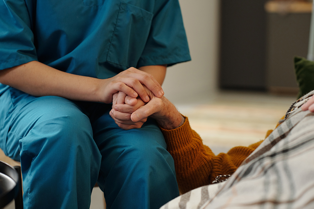 누워있는 사람의 손을 잡아주는 모습