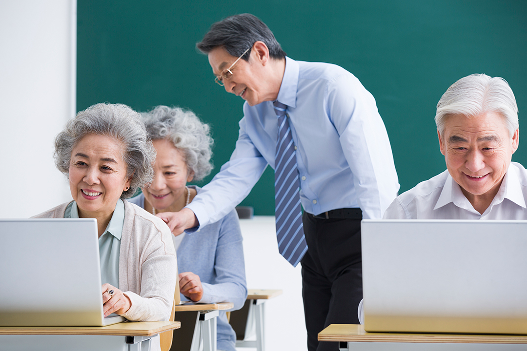 강의실에서 노년의 사람들의 노트북을 사용하는 모습