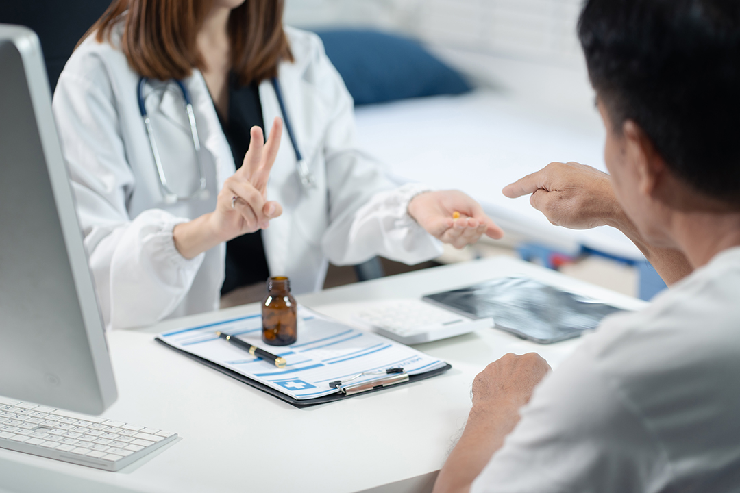 책상을 사이에 두고 대화 하는 두 사람 사진