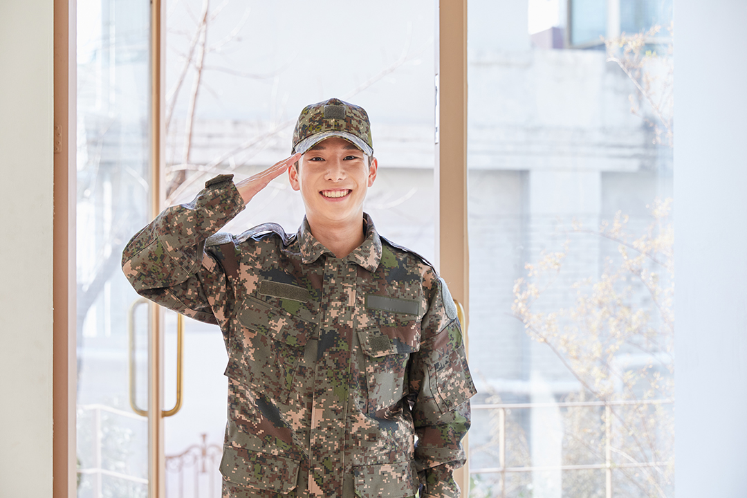 경례하고 있는 군인