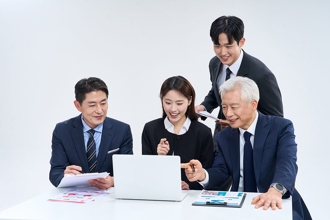 노트북을 보는 노인과 청년들