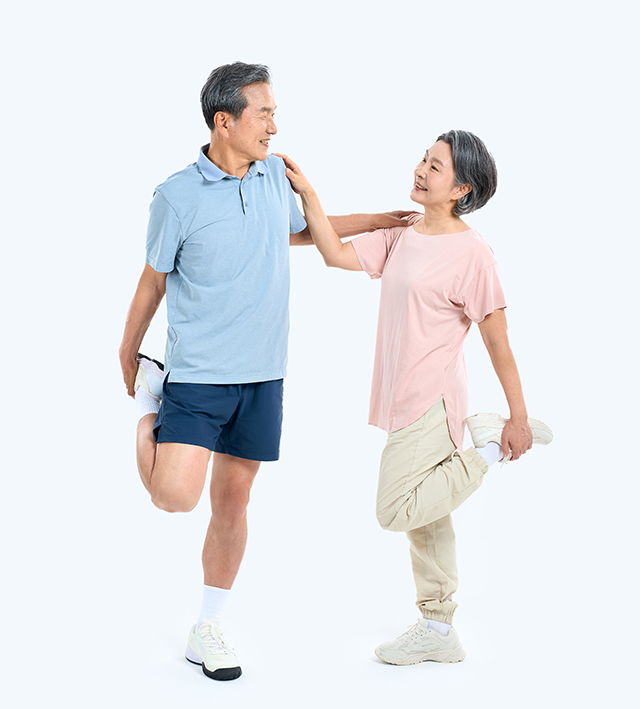 계단을 오르거나 스트레칭하는 어르신
