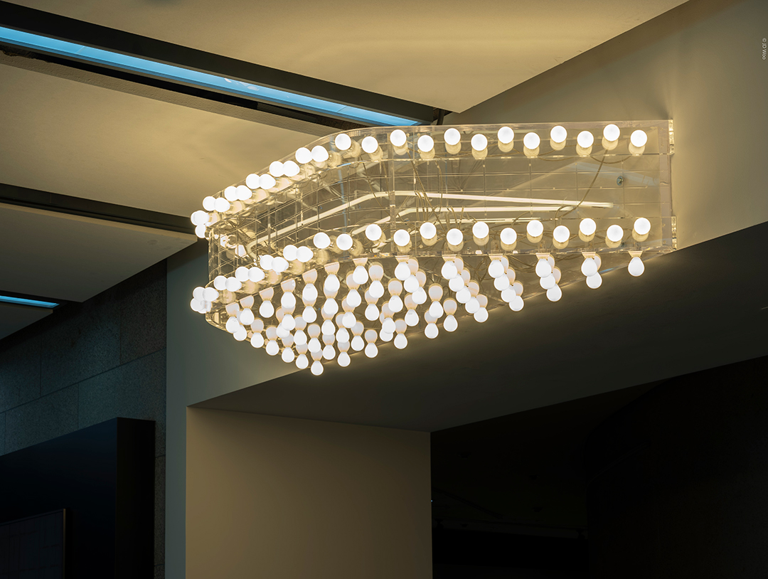 필립 파레노, 마퀴, 2019, 투명 플래시 글라스, LED 조명, 네온, DMX 컨트롤러, 37×204×75cm
