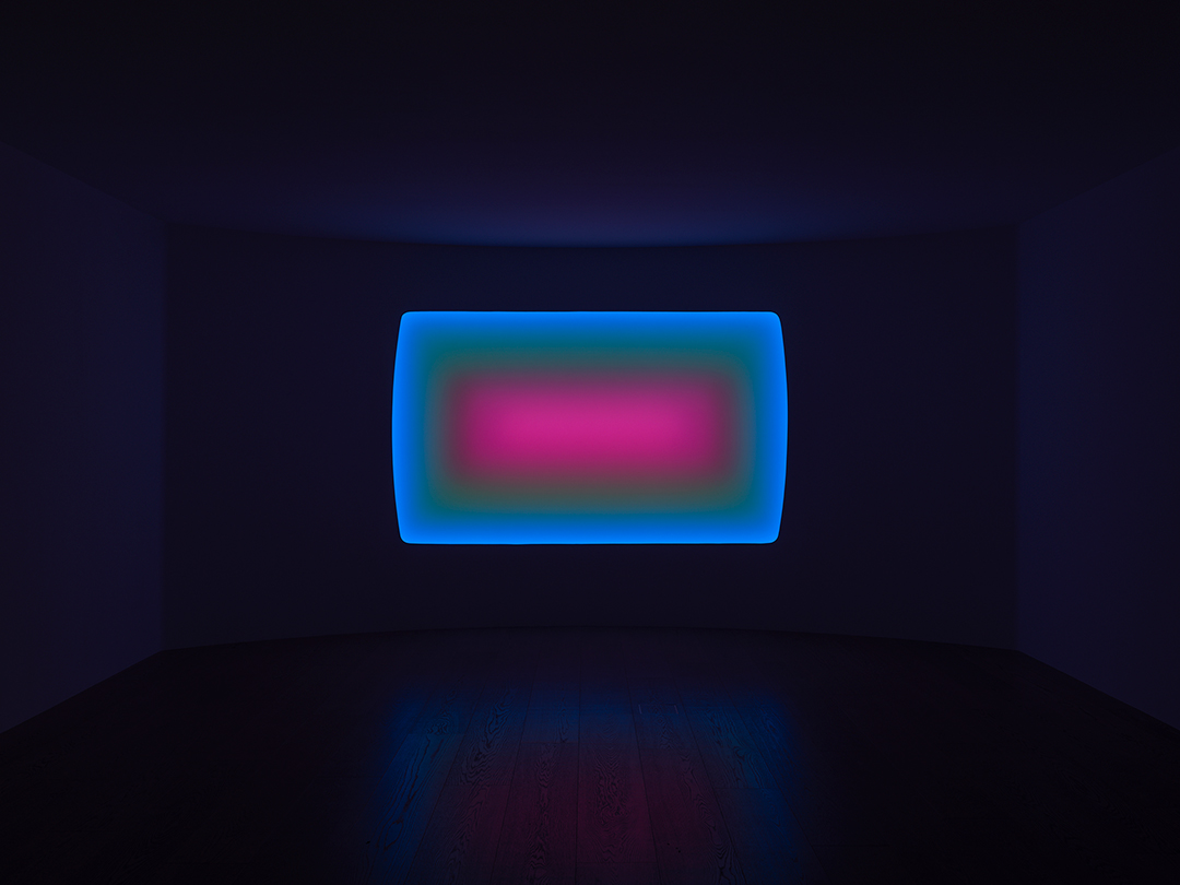 제임스 터렐, 상상들, 넓은 직사각형의 곡면 유리(Imaginings, Wide Rectangular Curved Glass), 2021, LED 조명과 스크림을 활용한 공간 설치, 182.9×304.8㎝, 2h30m, 국립현대미술관 발전후원위원회(MDC) 기증, 국립현대미술관 소장