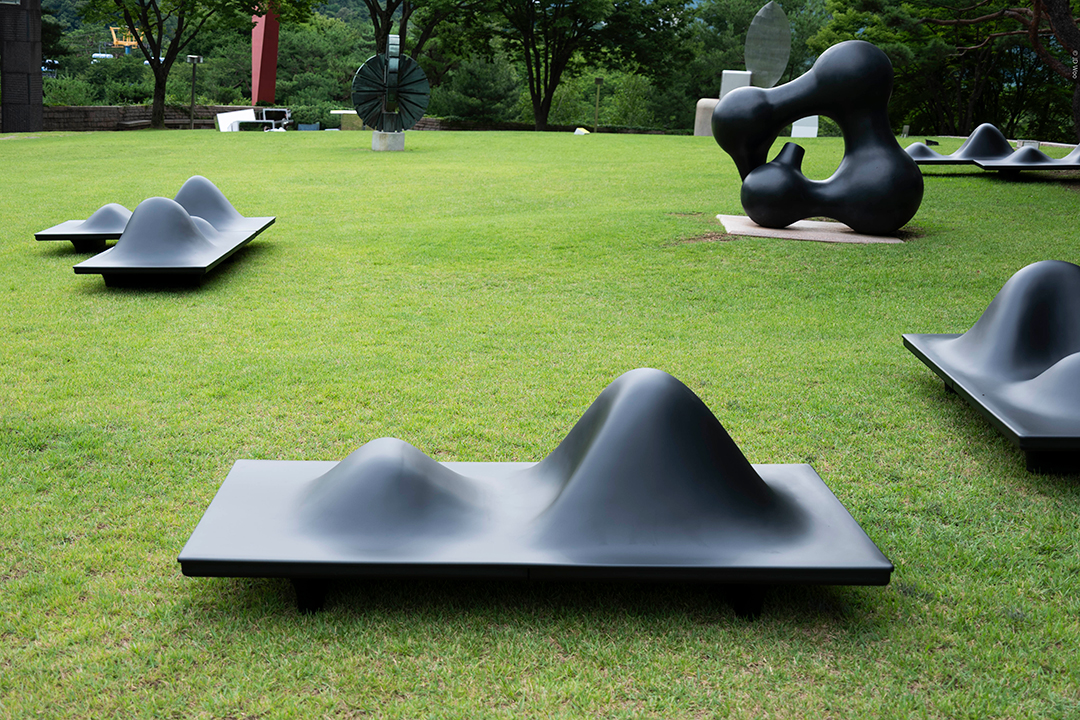 하지훈, 자리, 2026, ABS, 100×200×72cm(x7), 가변 설치, 국립현대미술관 제작 지원