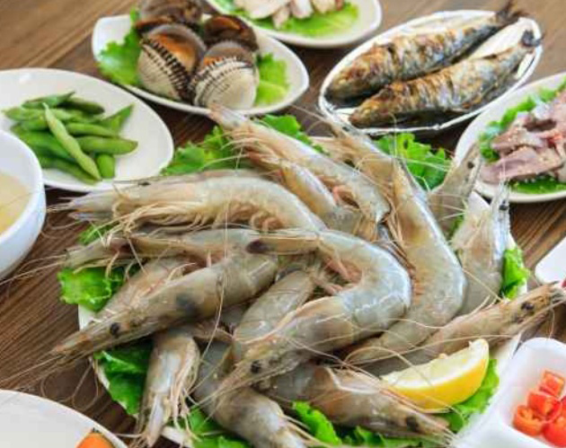 접시에 담은 새우와 해산물